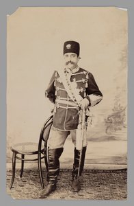 Celovečerní portrét Mozaffar al-Din Shah, konec 19.-začátek 20. století (stříbrný želatinový tisk) od Antoin Sevruguin