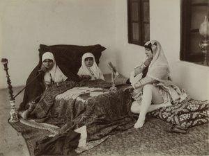 Dámy odpočívající v harému, konec 19. století (foto ze stříbra)