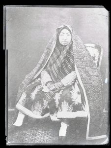 Studiový portrét: matka Nasira Al-Din Shaha, Mahd-i Awliya (černobílá fotografie)