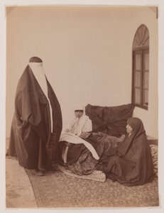 Dvě zahalené ženy a dítě (stříbrná albuminová fotografie)