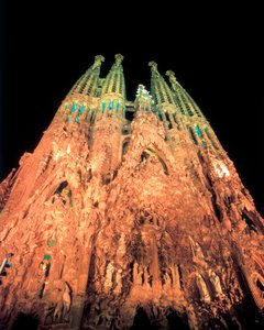 Autor: GAUDI i CORNET, Antoni (1852-1926). Název: Sagrada Familia. 1884-1926 (španělsky).. Technika: Architektura. Muzeum/místo: ŠPANĚLSKO. KATALÓNSKO. BARCELONA. Barcelona. Expiatorní kostel Svaté rodiny. Fachada del Nacimiento. (Španělština).