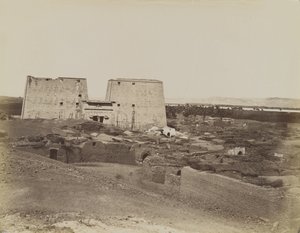 Edfu, pohled na pylon a vesnici od Antonio Beato