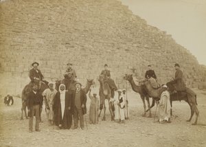 Rodina turistů v Gíze, Egypt od Antonio Beato