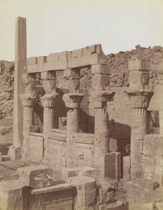 Philae, pohled ze severovýchodu na jižní konec Západní kolonády a veranda Nectanebo u chrámu Isis od Antonio Beato