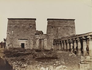 Philae, pohled na Pylon se sloupy od Antonio Beato