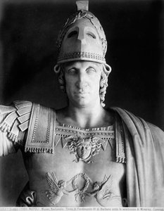 Detail sochy Ferdinanda IV Bourbonského v oděvech Minervy od Antonio Canova