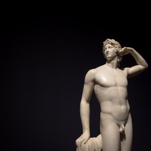 MILÁN, ITÁLIE - červen 2020: antická socha Apollóna, který si vřeští - 1782 - Ant..., 2019 (foto) od Antonio Canova