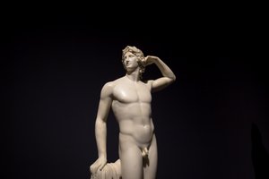 MILÁN, ITÁLIE - červen 2020: antická socha Apollóna, který si vřeští - 1782 - Ant..., 2019 (foto) od Antonio Canova