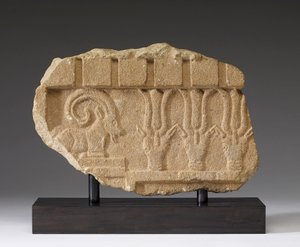 Fragment vlysu s kozorožcem a oryxem, 5.-4. století před naším letopočtem (vápenec)