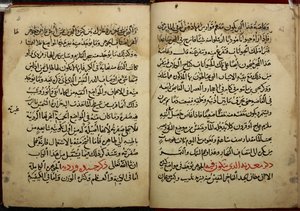 Stránky z rukopisu Kitab al-Ahjar neboli Knihy o drahých kamenech Ahmada bin Jusufa Al-Tifašiho, opsané v roce 799 n. l. (1397 n. l.). Or. 1198