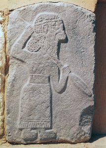 Orthostat zobrazující vojáka z paláce Kapara, krále Guzamy, Tell Halaf, Sýrie (vápenec) od Aramaean