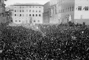 Dav se shromáždil na Piazza Signoria u příležitosti návštěvy Hitlera a Mussoliniho ve Florencii, 05/1938 (čb foto)
