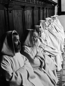 Mniši se modlí v Ermitáži v Camaldoli, Itálie, kolem roku 1925 (želatinový stříbrný tisk)