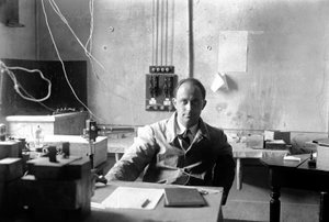 Italský fyzik Enrico Fermi (1901-1954 Nobelova cena za fyziku v roce 1938) v laboratoři (čb foto)