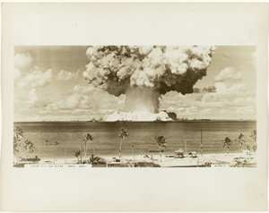 Test atomové bomby během operace Crossroads Jaderný test nazvaný ‚Bakerův test‘ během operace Crossroads na atolu Bikini v jižním Pacifiku Bikini atol (název na objektu) od Army Navy Task Force One
