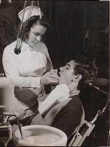 [Dentální hygienistka kontroluje ústa pacienta] od Arnold Eagle