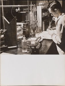 [Muž v laboratoři oběma rukama vkládá velkou pipetu do kádinky] od Arnold Eagle