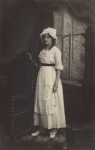 Dívka v krajkové čepici od Arthur C. Burgess