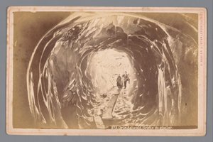 Lidé v jeskyni na ledovci Grindelwald ve Švýcarsku Grindelwald. Grotte du glacier (název na objektu)