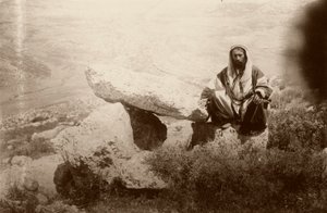Dolmen a muž, západně od Hesbanu (Heshban), 1881 od Arthur M. Mantell