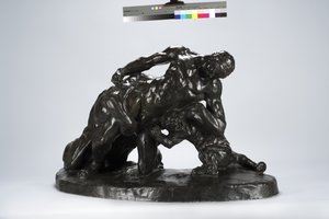 Muž zamčený v boji s mládětem lvice (bronz)