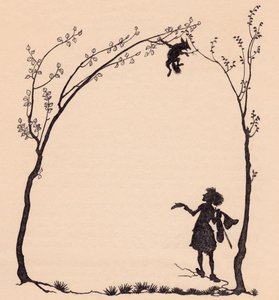 Liška přivázaná za tlapy ke dvěma lískovým stromům. Ilustrace Arthur Rackham z Grimm