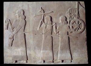 Umění Mezopotámie (Asýrie): dvůr paláce asyrského krále Sargona II. (721 - 705 př. n. l.) sloužících nesoucích situly a královský vůz. Paříž, Musee du Louvre od Assyrian