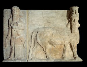 Umění Mezopotámie (Asýrie): nádvoří paláce asyrského krále Sargona II. (721-705 př. n. l.): androcefální býčí křídlo s hrdiny ovládajícími lva. Paříž, Musee du Louvre od Assyrian