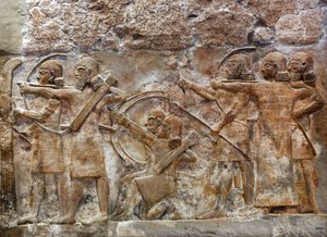Lukostřelci asyrské armády dobývají opevněné město, reliéf z Nimrudu, kolem roku 865 př.n.l. od Assyrian