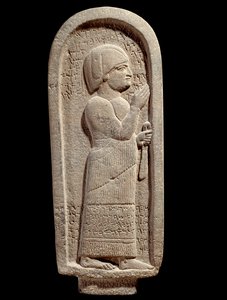 Čedičová pohřební stéla Si Gabbora kněze boha měsíce. aramejský epitaf. 7. století před naším letopočtem. Ze Sýrie. Paříž, muzeum Louvre od Assyrian