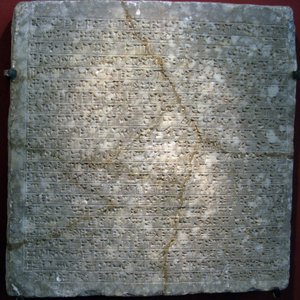 Alabastrová deska s vyrytým klínovým písmem z pevnosti Sargon II (nebo Sharroukin, král Asýrie v letech 722 až 705 př. n. l.) v Dur Sharrukin (nyní Khorsabad, Irák). Asyrské umění, starověk, 8. století př. Kr. Státní Ermitáž, Svatý Petr od Assyrian