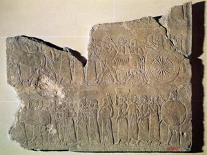 Fragment reliéfu zobrazující průvod válečných zajatců z Asurbanipalova paláce v Ninive (kámen) od Assyrian