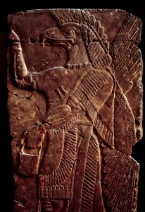 Orientální starožitnosti: detail reliéfu albastra představujícího ochranné křídlo džina s lidským tělem a hlavou orla, od paláce Sargona II. nebo Sharroukina, krále Asýrie, po Dur-Sharrukin (dnešní Khorsabad (Khunsabad) (Mezopotámie), Irák . od Assyrian