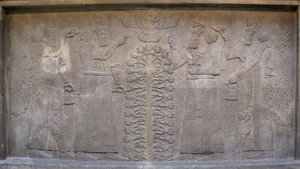 Reliéf se dvěma postavami Ashurnasirpala, okřídlených mytologických bytostí a boha Ashur, před Stromem života, 885-860 př.n.l. od Assyrian