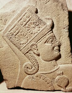 Reliéf znázorňující hlavu mladého prince, z tureckého Carchemish, novochetitů, 10.–8. století před naším letopočtem