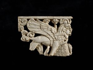Fragment sfingy z Fort Shalmaneser, Nimrud, Asyřan, 8. století před naším letopočtem
