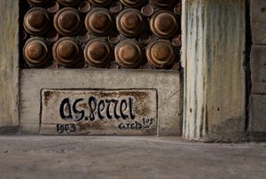 Fasáda obytného domu, detail s podpisem