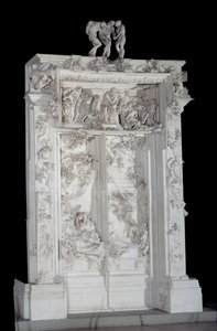 Dveře do pekel. Vysoký reliéf v sádře překonává skupinu stínů od Auguste Rodin