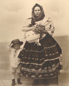 Slovenka a děti, kolem 1910 od Augustus F. Sherman