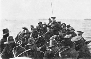 Pohled na záď na záchranný člun převážející neidentifikované muže australské 1. divizní signální roty, když jsou v 6 hodin ráno v den vylodění, 25. dubna 1915, taženi směrem k Anzac Cove (bw phot