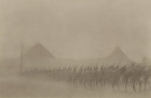 Australská pěchota pochodující během prachové bouře, která je v Egyptě známá jako Khamseen, 1915 od Australian Photographer