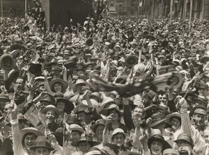 Dav na Martin Place, Sydney, oslavující zprávu o podepsání příměří, 11. listopadu 1918 od Australian Photographer