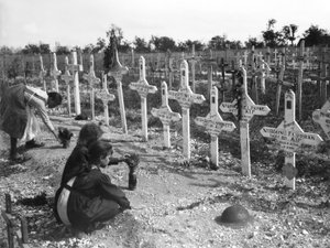 Francouzské děti pečující o hroby na hřbitově v Adelaide Australanů zabitých v bitvě na západní frontě, Villers-Bretonneux, Francie 26. srpna 1919