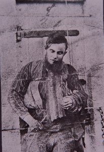 Člen Kelly Gangu Joe Byrne po smrti, 29. června 1880 (černobílá fotografie)