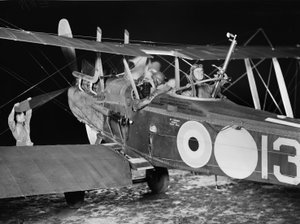 Poručík (poručík) Stanley George Brearley, pilot, a poručík Robert Harold Taylor, pozorovatel, z 69. perutě (Austrálie), Royal Flying Corps (RFC), zahajující noční bombardování z ha. od Australian Photographer