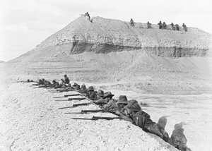 Boční pohled na muže z 5. australské brigády lehkých koní, v pohotovosti, v části předmostí, duben 1918