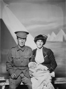 Studiový portrét 1159 vojín (Pte) George Beamish Swanton, australský 24. prapor, z Werribee, Victoria, s manželkou Nellie a malým dítětem, Joan Helen, c. května 1915 od Australian Photographer