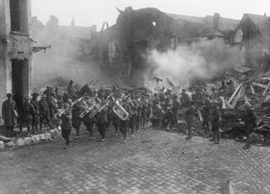 Kapela 5. australské pěší brigády, vedená kapelníkem seržantem A Peagamem z 19. praporu, procházející Grande Place (městské náměstí) v Bapaume a hraje Victoria March, Bapau od Australian Photographer