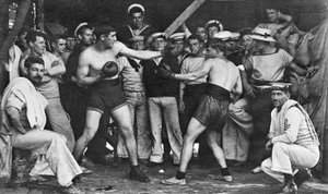 Neznámí námořníci sledují boxerský zápas uprostřed na palubě HMAS Melbourne, 1915