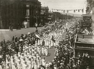 Ženy držící mírový den pochod podél King William Street, Adelaide, Jižní Austrálie, listopad 1918 od Australian Photographer